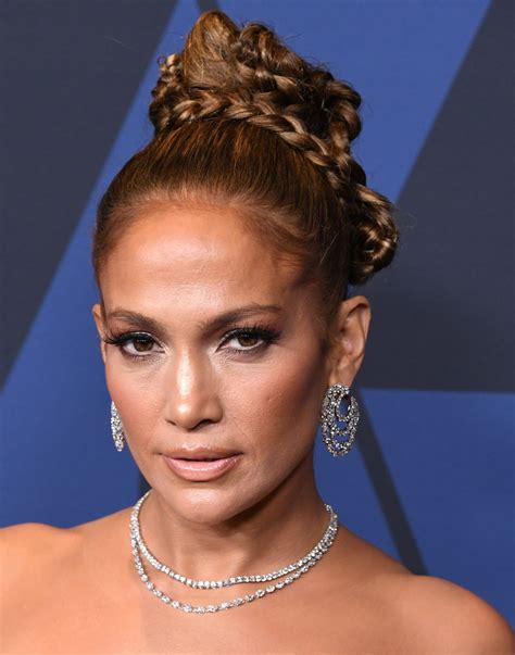 Jennifer Lopez Porte Un Tressé Sur Updo à La Cérémonie Des Gouverneurs