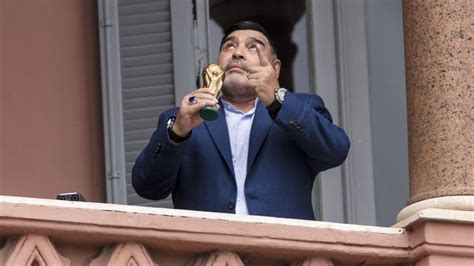 Maradona war erst anfang november im krankenhaus ein blutgerinnsel aus dem gehirn entfernt worden. Diego Maradona Tot / Diego Maradona | Profile,Bio and ...