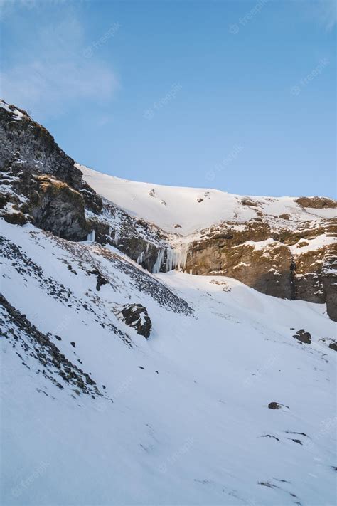Полностью заснеженная гора в сторону водопада квернуфосс и ущелье с