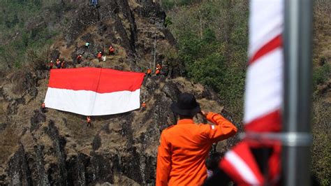 Berikut ini link live streaming upacara penurunan bendera merah putih langsung dari istana merdeka. Gunung Bendera 2020 : Keren A Rescue Bentangkan Bendera ...