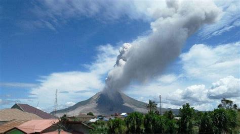 Pvmbg Gunung Marapi Erupsi Setinggi Meter Di Atas Puncak Indonesiaplus