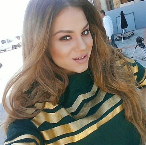 Kënga u shoqërua me një videoklip i cili krijoi shumë bujë ende pa u publikuar mirë, kjo për shkak të skenave të nxehta dhe pjesëmarrjes. dhurata dora brune | Hair | Pinterest
