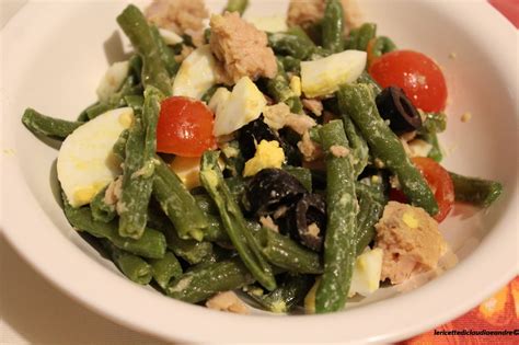 Con le prime giornate di sole e i primi caldi si ha subito voglia di preparare piatti poco elaborati e gustosi. Insalata di fagiolini con uova, tonno, olive e pomodorini ...