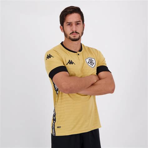 Goleiro lucão pratica boa defesa após chute da entrada da área do brusque. Camisa Kappa Botafogo Goleiro III 2021 - FutFanatics