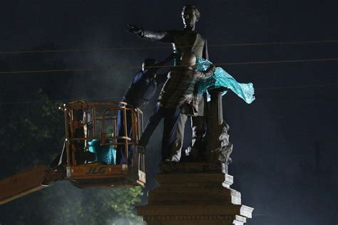 A Statue Of Jefferson Davis In New Orleans Is Removed The New York Times