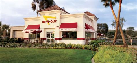 Expore new places to eat in your area. 10 Lowest Calorie Fast Food Options For Moms On-The-Go ...
