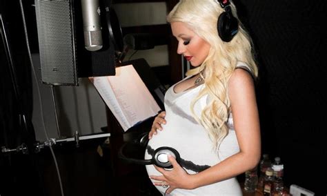 Christina Aguilera Plays Her Own Music For Unborn Babe Christina Aguilera Christina