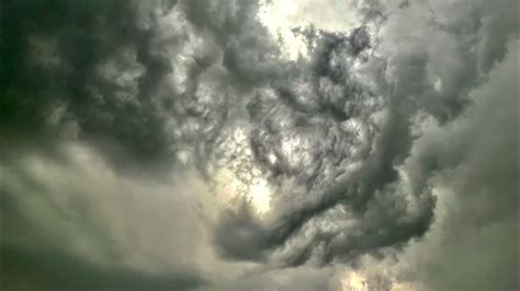Amazing And Scary Cloud Formations During A Thunderstorm Youtube