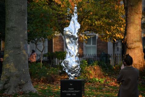 Cubren Con Cinta Negra Y Mascarillas La Estatua En Homenaje A Mary Wollstonecraft En Londres