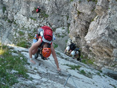 Weitere 569 m weg wurden als halbprofil aus dem fels gesprengt, während 120 m auf stegen und 49 m über geröll verlaufen. Einführung in die Welt der Klettersteige mit ...