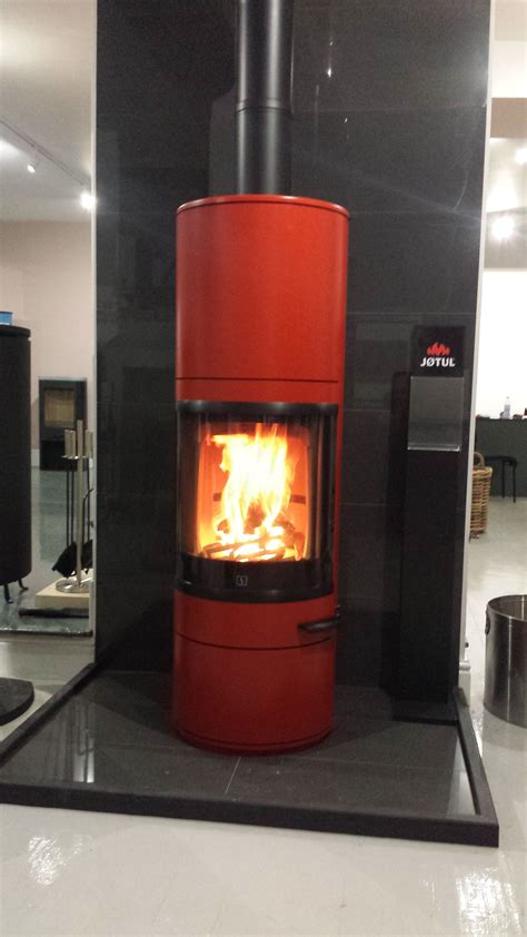A modern interpretation of classic american design. Scan 83 #woodburner in glossy red shown at our dealers Central Stoves www.scan.dk | Wood burner ...