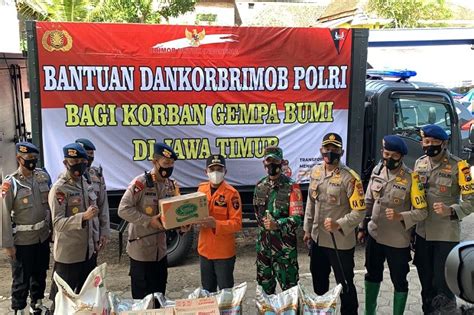 Kabupaten malang baru saja diguncang gempa, menelan korban hingga adanya gempa susulan. Gempa Mengguncang Malang dan Lumajang, Brimob Jatim ...