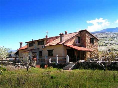 Casa rural la cañada is situated nearby to la calleja, close to plaza de españa. Casa rural La Cañada del Valle del Jerte, Fachada Oeste