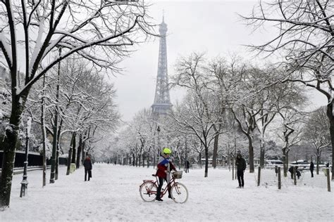The Snow Continued Overnight In Paris With People Waking Up To