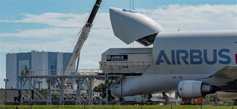 El Airbus Beluga Lleva Un Satélite De Airbus Al Centro Espacial Kennedy