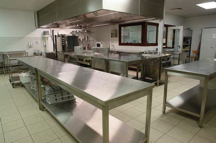 Las cocinas industriales son lugares pensados y diseñados para que hoteles, restaurantes, hospitales o comedores de empresas, puedan preparar gran cantidad de alimentos diariamente, motivo por el que se requiere equipo especial de la mejor calidad. Cocinas industriales. Fotos, presupuesto e imagenes.