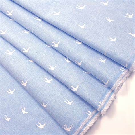 Chambray Tissu Coton Bleu Pâle Hirondelles Oiseaux Stars Bandes