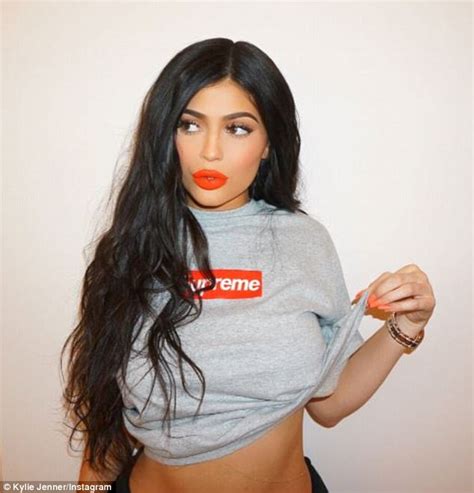 Kylie Jenner Flashes Her Tiny Waist In Sultry Instagrams Daily Mail