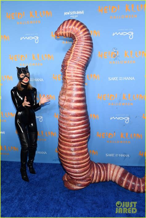 Heidi Klums Halloween 2022 Costume Was A Worm On A Hook With Husband