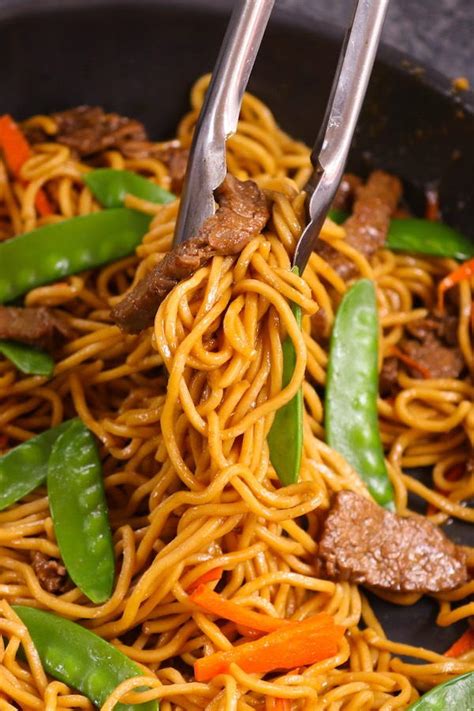 Treat your family or friends to a classic chinese beef chow mein. Easy Beef Chow Mein | RecipeLion.com