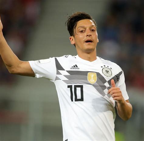 Die beiden deutschen nationalspieler mesut özil und ilkay gündogan waren heftig kritisiert worden, weil beide dem türkischen staatspräsidenten recep tayyip erdoğan ein trikot überreicht hatten. Özil und Gündogan bei Erdogan: Steinmeier befremdet von ...