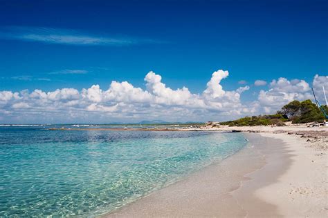 The pink chiringuito el último paraiso was the most popular hotspot of the scene in recent years. Playa Es Trenc Strand droht der Untergang - Das Magazin ...