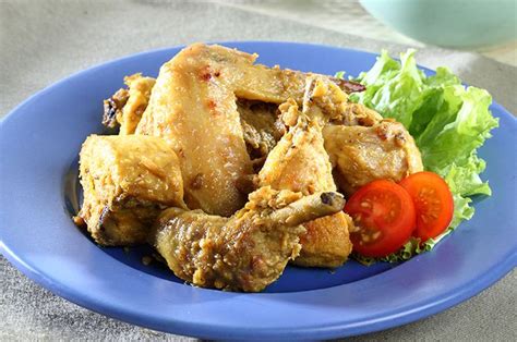 Kali ini yzmalicious sharing salah satu menu ayam goreng sejuta umat tak lain tak bukan ialah ayam goreng bumbu kuning! Resep Ayam Goreng Bumbu Kuning Lamongan
