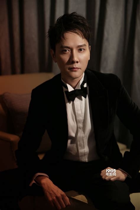 I wish my friends in the literary and art circles a good harvest and great work #冯绍峰 #fengshaofeng. 冯绍峰亮相颁奖典礼现场 丝绒西装尽显高雅气质_明星活动_图集_电影网_1905.com