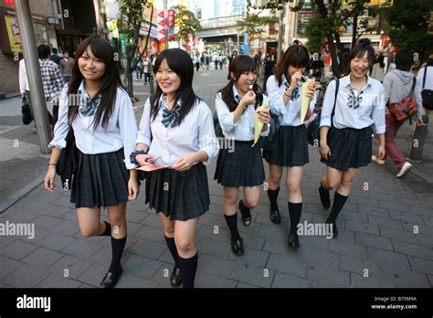 Étudiant japonais en allant à l école à Tokyo au Japon Photo Stock Alamy