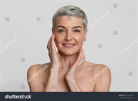 2423 Middle Aged Woman Nude 图片、库存照片和矢量图 Shutterstock