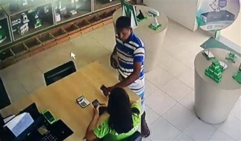 Vídeo Homem armado rouba celulares em loja no Centro de Arapiraca Já