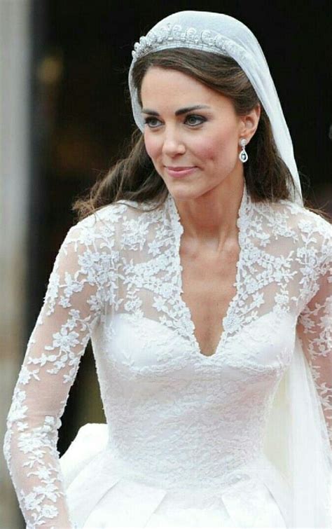 Hochzeitskleid von kate middleton nun im buckingham palace zu. Pin de MShaimaa Al Jadani em Royal weddings | Looks kate ...