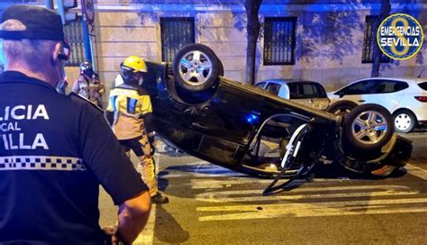 Un Coche Vuelca En Un Puente De Sevilla Tras Realizar Un Giro Brusco