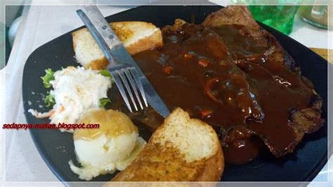 Restoran menawarkan menu nasi goreng rawon wagyu berwarna kehitaman. MaKaN JiKa SeDaP: Pak Mat Western Cafe, tempat makan ...