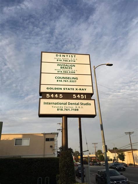 Pole Signs: Custom Pole Signs For Business in LA | Apex Sign