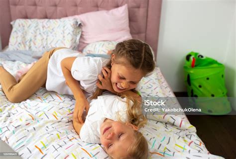 gadis kecil yang ceria bersenangsenang di kamar tidur foto stok unduh