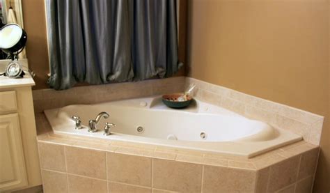 Before we talk about what bathtubs have become today, let's start by what is the story behind the idea? Mobile Home Garden Tub: Your Bathroom's Very Own "Bed"
