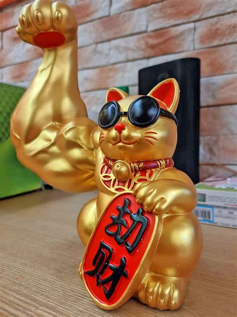 You Can Now Get A Super Jacked Waving Cat Statue Maneki Neko