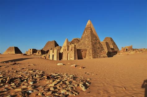 Premium Photo The Ancient Pyramids Of Meroe In Sudan Desert
