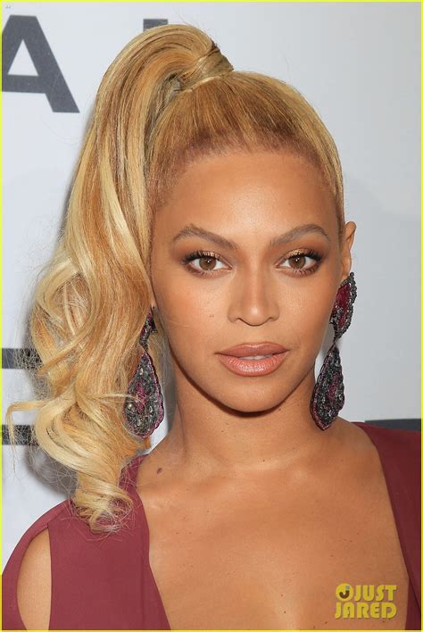 Photo Beyonce Flaunts Cleavage In Sexy Dress At Tidal Concert 22