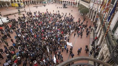 Manifestación Masiva En Burgos Ante La Puerta Del Ayuntamiento