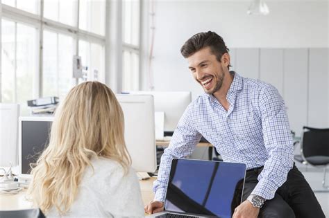 Menceritakan kisah cinta diam diam antara istri. Guidelines for a Romantic Relationship with a Coworker