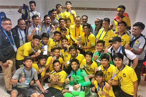 Pasukan bola sepak kebangsaan malaysia dahulunya dikenali sebagai pasukan bola sepak kebangsaan tanah melayu merupakan pasukan bola sepak yang mewakili malaysia dan ditadbir sepenuhnya oleh persatuan bola sepak malaysia. Pasukan Bola Sepak Malaysia Juara Kejuaraan B-15 AFF, Thailand