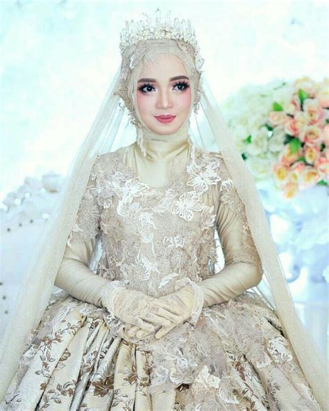 Selain busana dan tatanan rambut, gaya makeup yang tepat juga menjadi kunci penampilan yang memesona. Pin oleh Arin Allenawati II di bride | Pakaian pernikahan, Pengantin wanita, Gaun pengantin ...