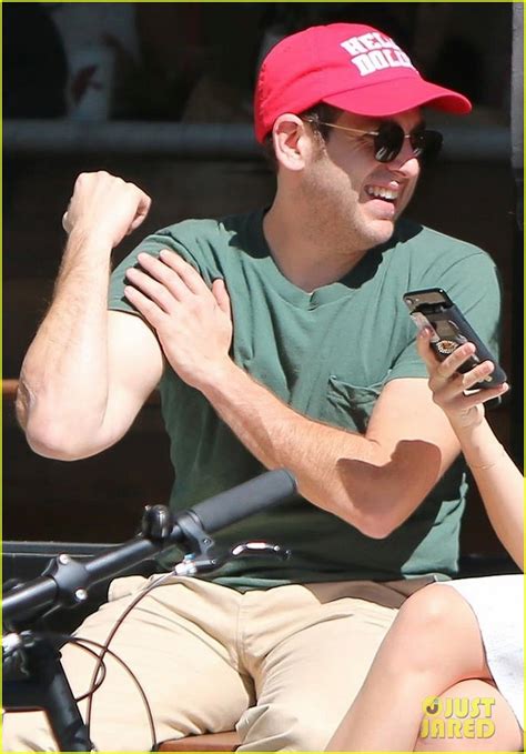 Photo Jonah Hill Flexes His Arm Muscles For His Friends In Nyc 06