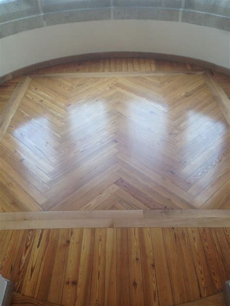 Pour réussir votre parquet en bois massif et lui assurer solidité et longévité, étape par étape, nos conseils dans ce tutoriel. Réalisation d'un parquet massif pour pose à bâtons rompus ...