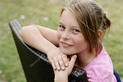 Una niña en un parque Foto de stock ElinaManninen