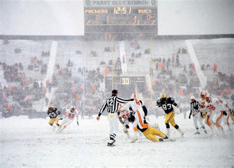 The 10 Most Memorable Snow Games In NFL History Nfl History Green