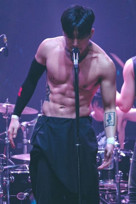 ที่ ลานเซ็นทรัลคอร์ท ชั้น 6 เซ็นทรัลเวิลด์ นักร้องชื่อดัง 'โต. บ้าโตโน่