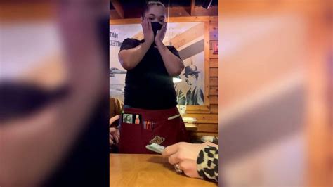 Christmas Surprise Waitress Receives 1500 Tip After Customer Calls For Donations Online Abc